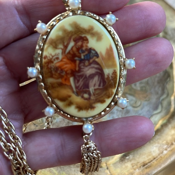 VINTAGE FRAGONARD STYLE COURTING COUPLE LOCKET NECKLACE - Picture 1 of 8
